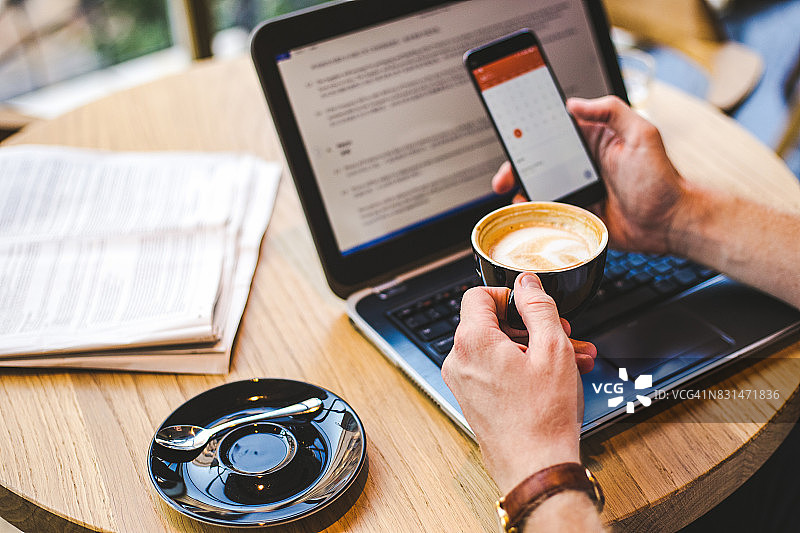 商人查看智能手机上的电子邮件图片素材