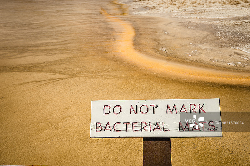 老忠实间歇泉盆地的纹理图片素材