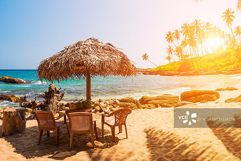 斯里兰卡印度洋日落时的躺椅图片素材