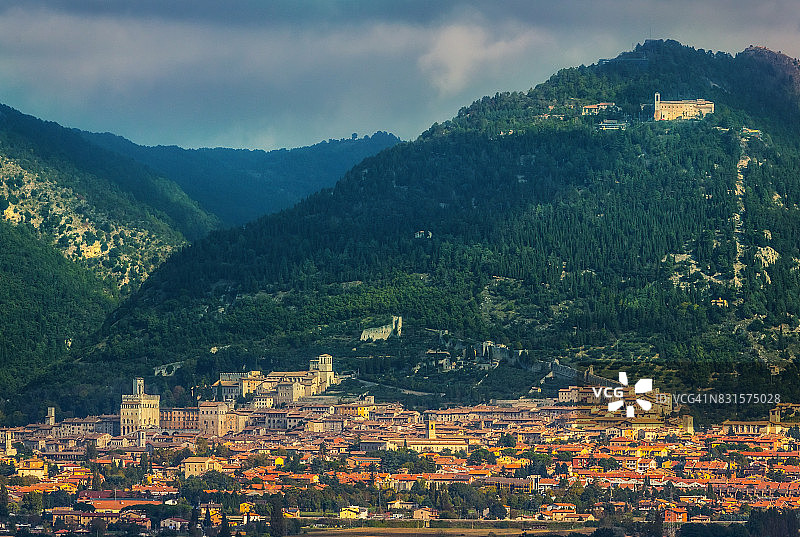 意大利翁布里亚的古比奥镇远景图片素材