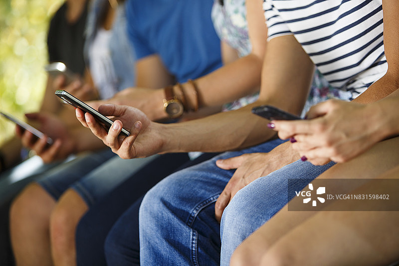 沉迷社交媒体图片素材