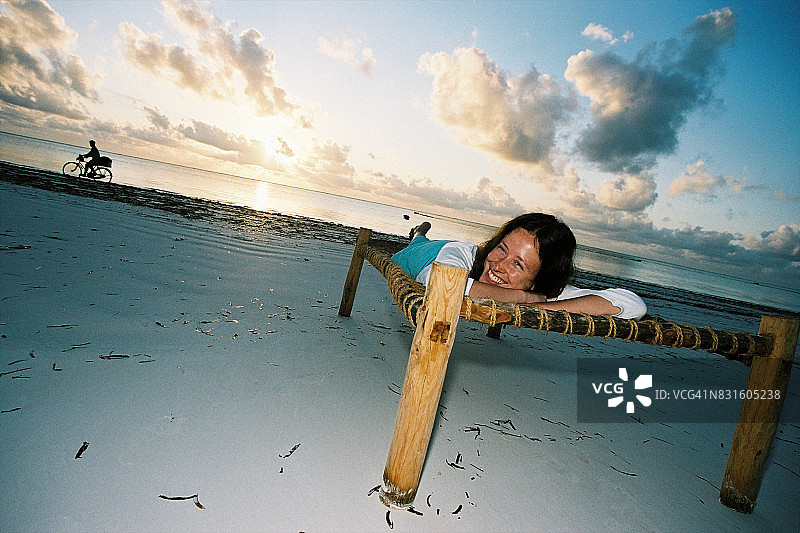 清晨海滩日出躺卧图片素材