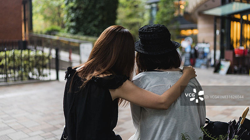 成年女子安慰朋友的背影图片素材