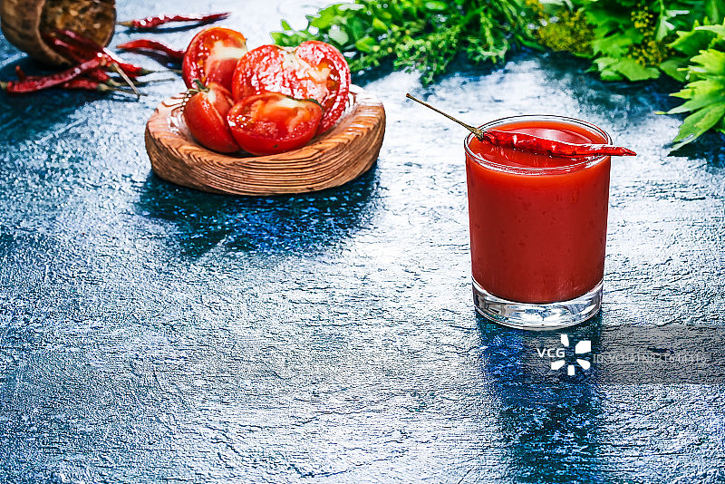 番茄汁和新鲜香草图片素材