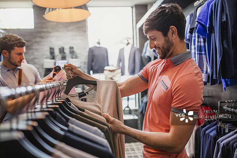 挑选新毛衣图片素材