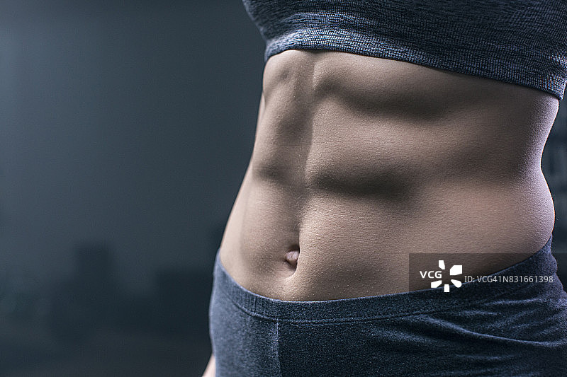 展示腹部肌肉的女人图片素材