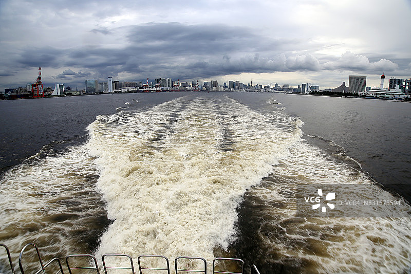 东京湾豪华游艇留下的尾迹图片素材