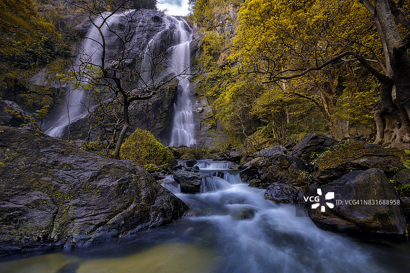 泰国甘烹碧府空朗兰瀑布的秋叶图片素材