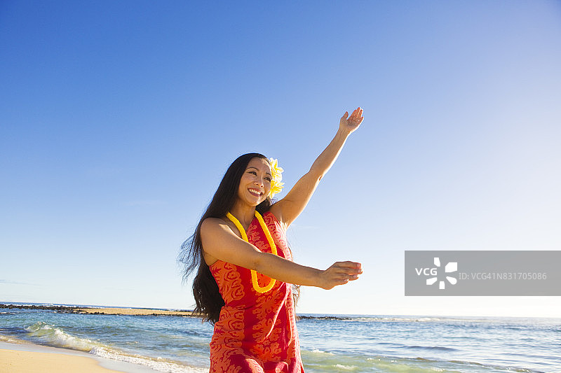 在海滩上跳舞的夏威夷草裙舞舞者图片素材