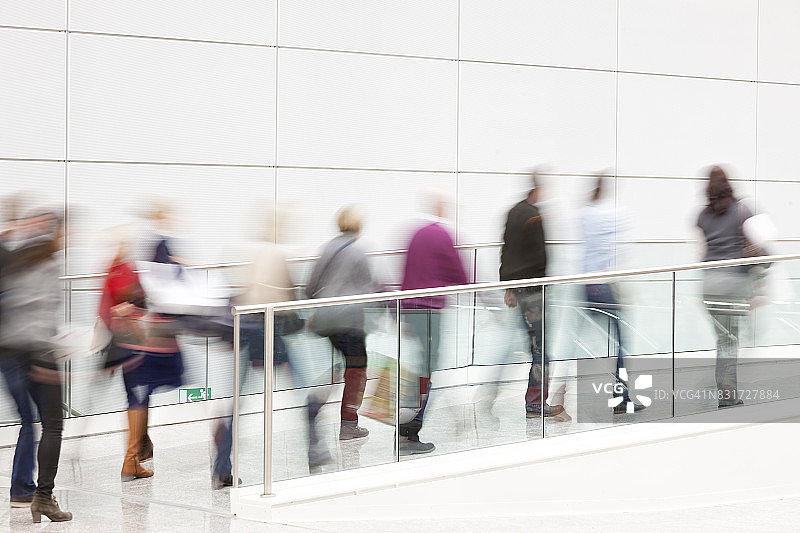 穿过白色走廊的人们图片素材