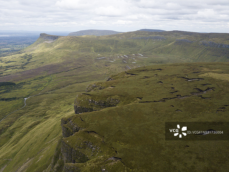 爱尔兰西部斯莱戈郡本布尔本山的高架景观图片素材