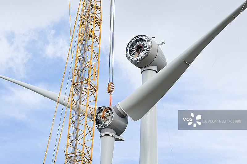 在风力涡轮机上安装转子叶片图片素材
