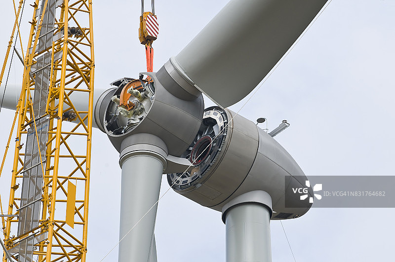 在风力涡轮机上安装转子叶片图片素材