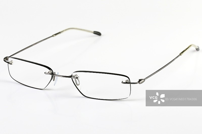 白色背景上的单光阅读眼镜图片素材