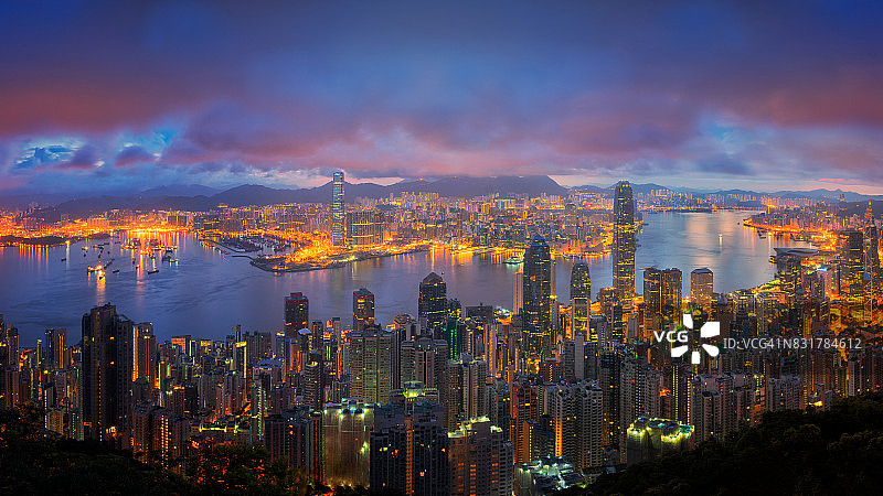 香港夜景：海港与摩天大楼全景图片素材
