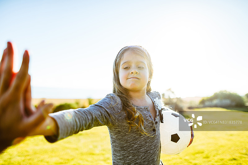 小女孩想和你一起玩图片素材