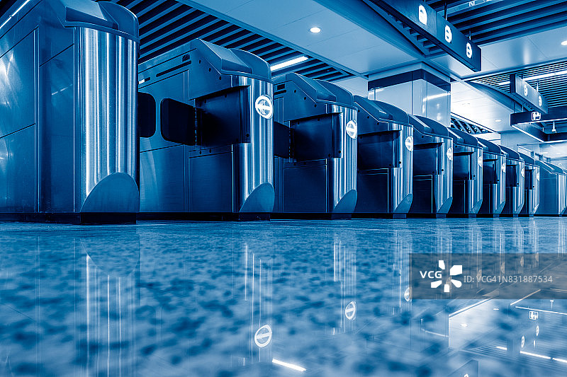 火车站里一排售票机图片素材