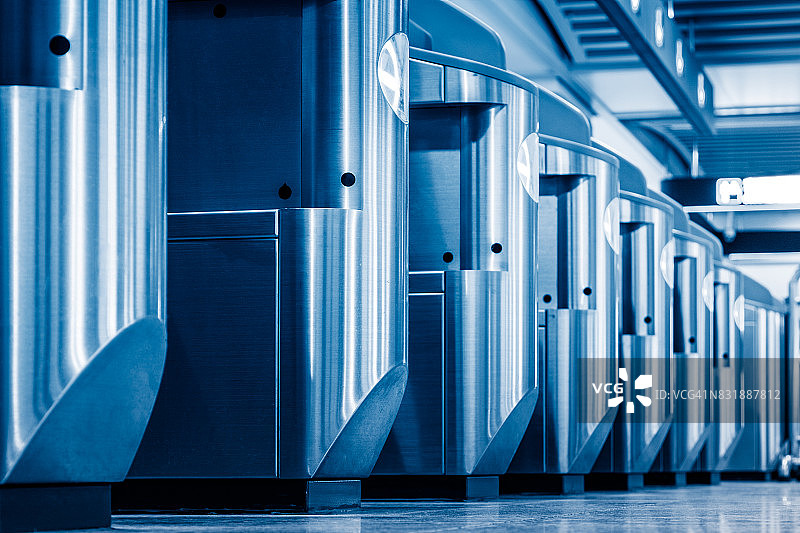 火车站里一排售票机图片素材