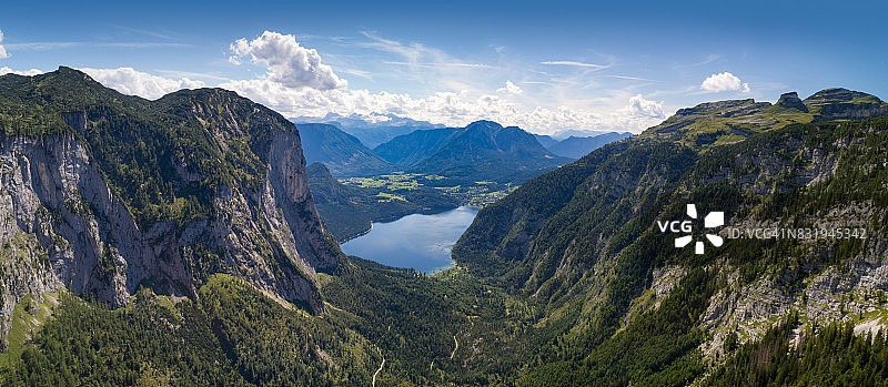 奥地利阿尔陶塞湖的壮丽航拍全景图片素材