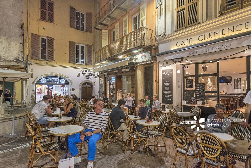 人行道咖啡馆和一些顾客（法国昂蒂布老城区，滨海阿尔卑斯省）图片素材