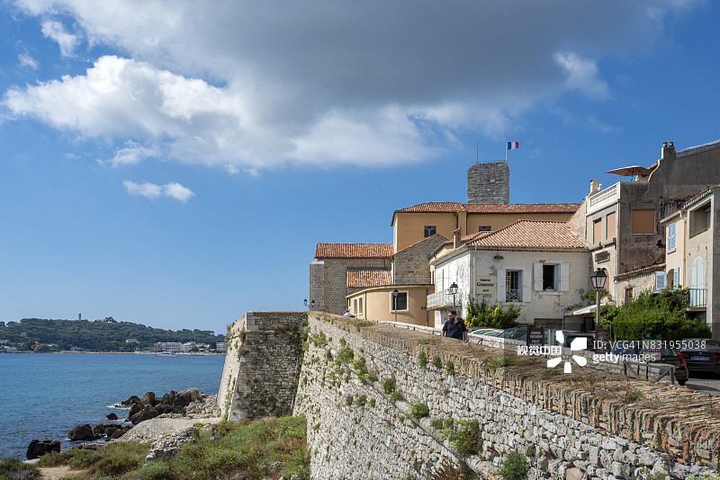 法国昂蒂布老港、大教堂和毕加索博物馆海滨风光图片素材