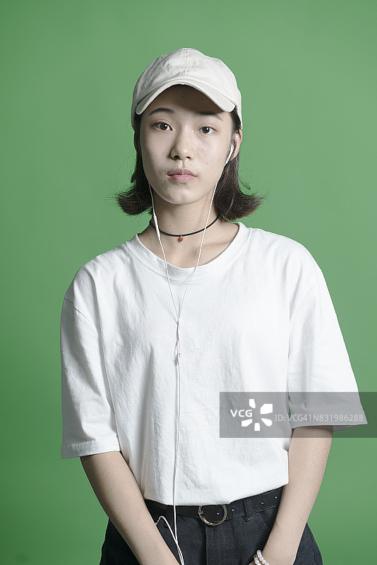 绿背景下的年轻女孩图片素材