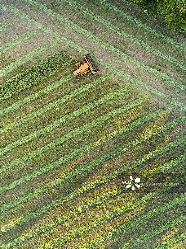 暮光下的农业收割航拍图片素材