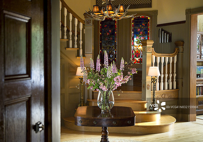 盛大住宅中摆放着羽扇豆的门厅图片素材