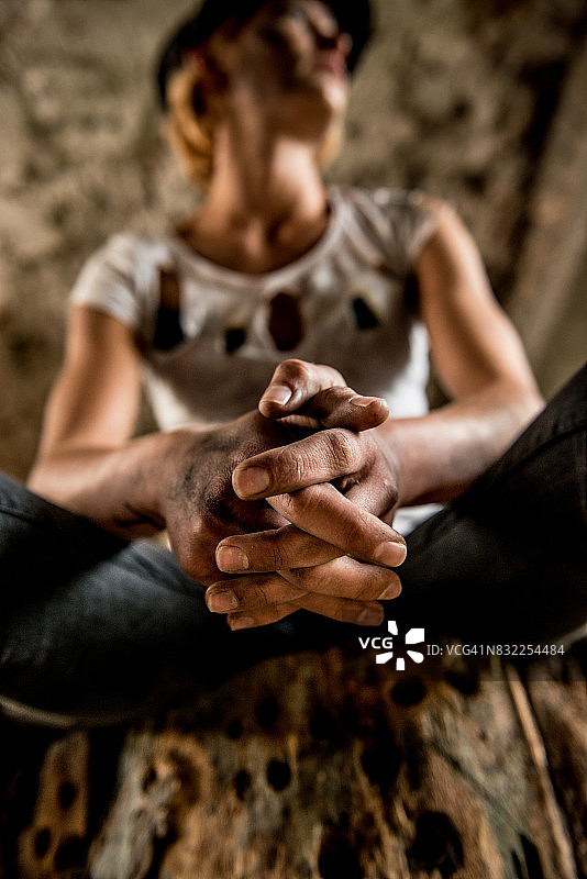 在铁匠铺工作的年轻女子肖像图片素材