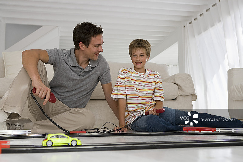 父子玩玩具赛道图片素材