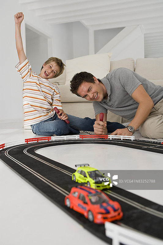 父子玩玩具赛道图片素材