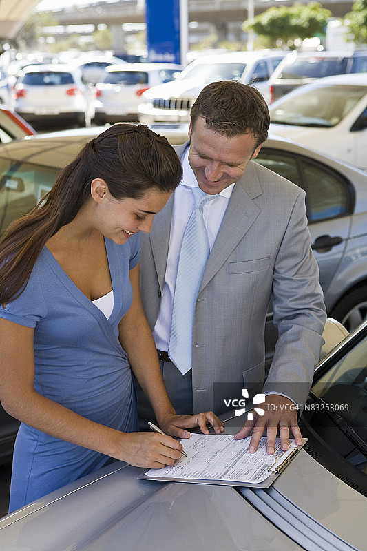 女子签署汽车文件图片素材