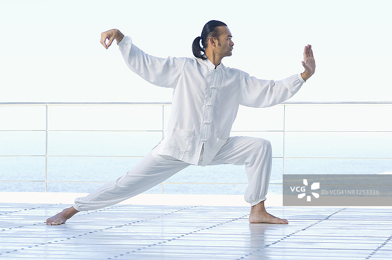 男人在甲板上练习太极图片素材