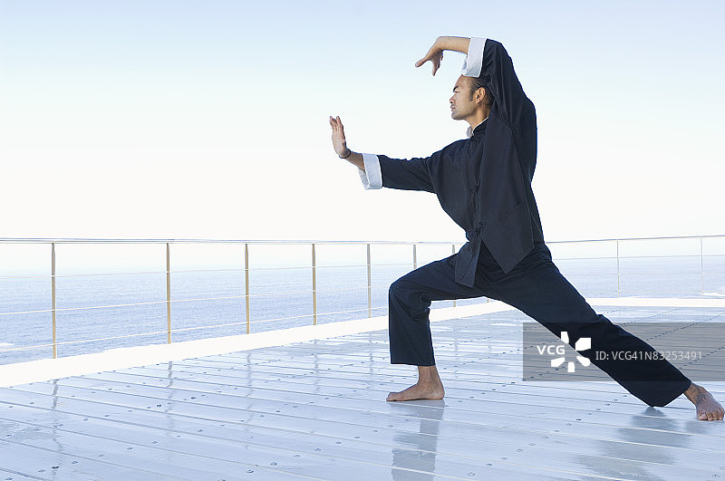 男子练习瑜伽图片素材