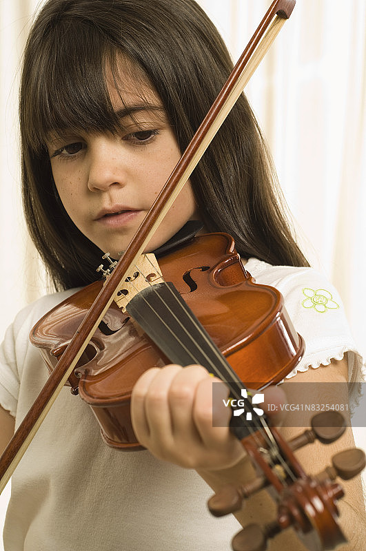 女孩在拉小提琴图片素材