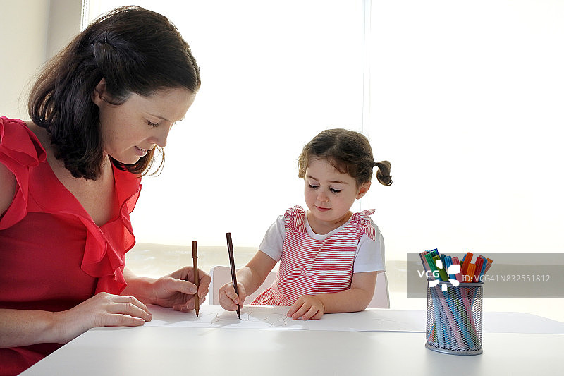 母女一起绘画图片素材