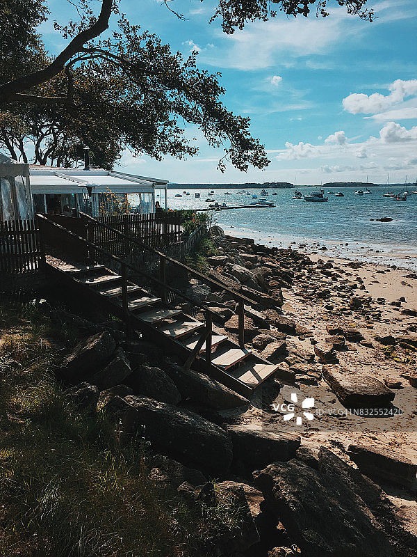 从餐厅通往海边的木制楼梯图片素材