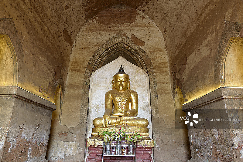 缅甸曼德勒寺庙内的金色佛像图片素材