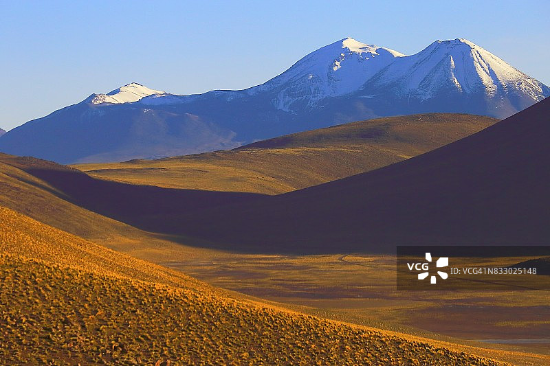 智利安第斯山脉高原日出和火山图片素材