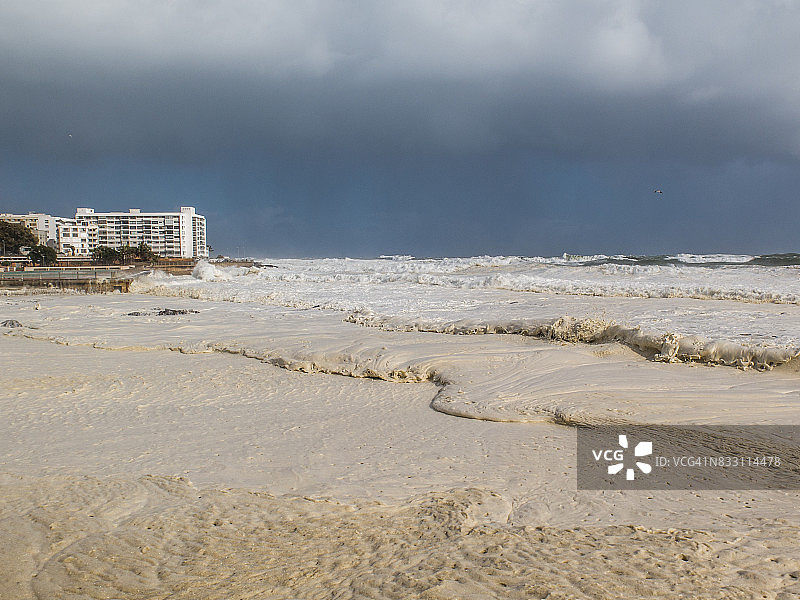 狂风暴雨中覆盖海洋的海浪图片素材