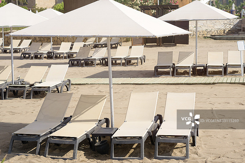 海滩上的有盖凉棚和日光浴床图片素材