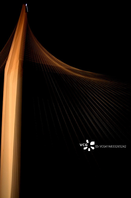 弦桥上的微弱光线图片素材