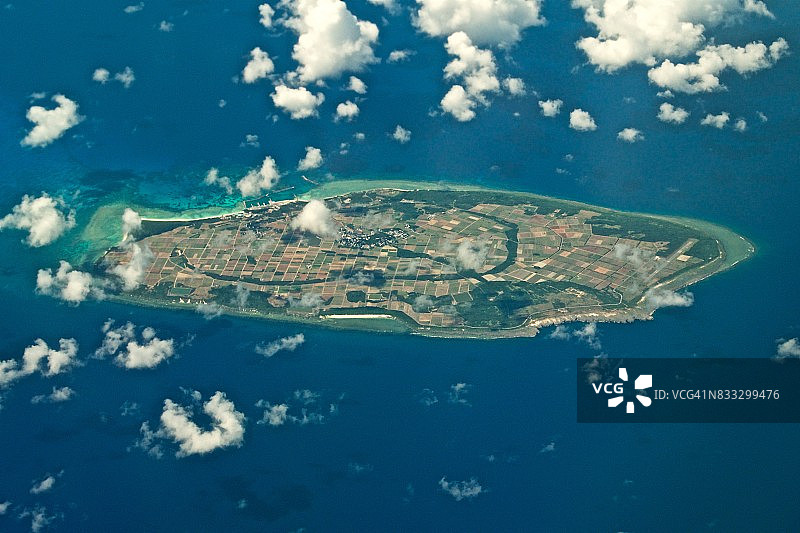 夏季白天从飞机上俯瞰冲绳县竹富町的波照间岛图片素材