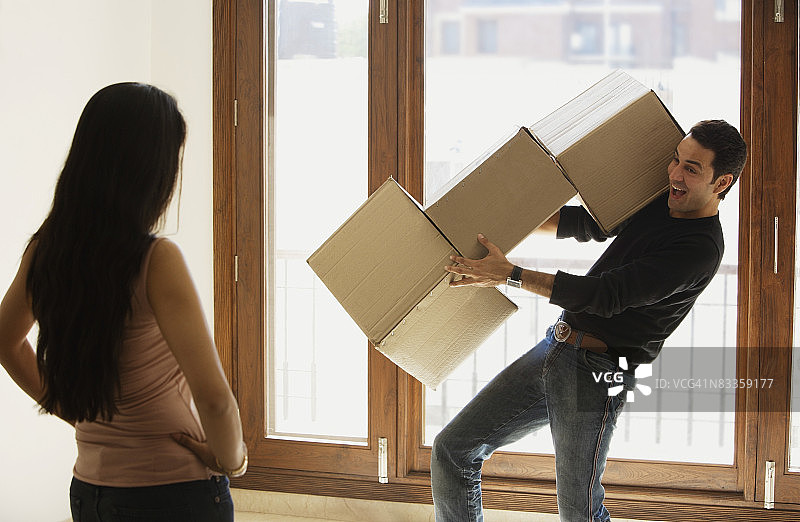 年轻夫妇搬进新家图片素材