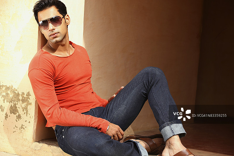 男人沐浴在阳光下图片素材