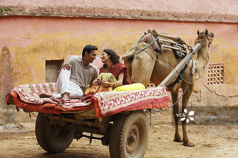 情侣乘坐骆驼车图片素材