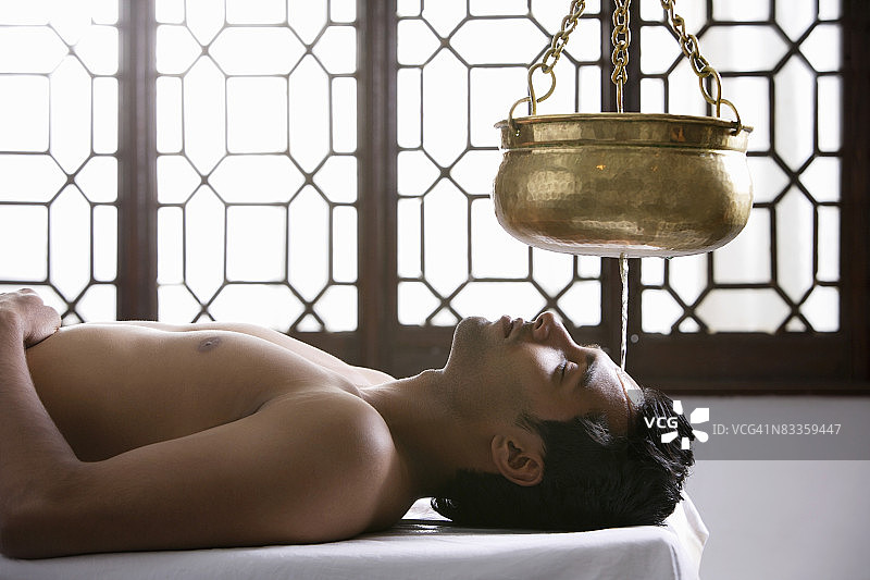 年轻男人享受阿育吠陀水疗护理图片素材