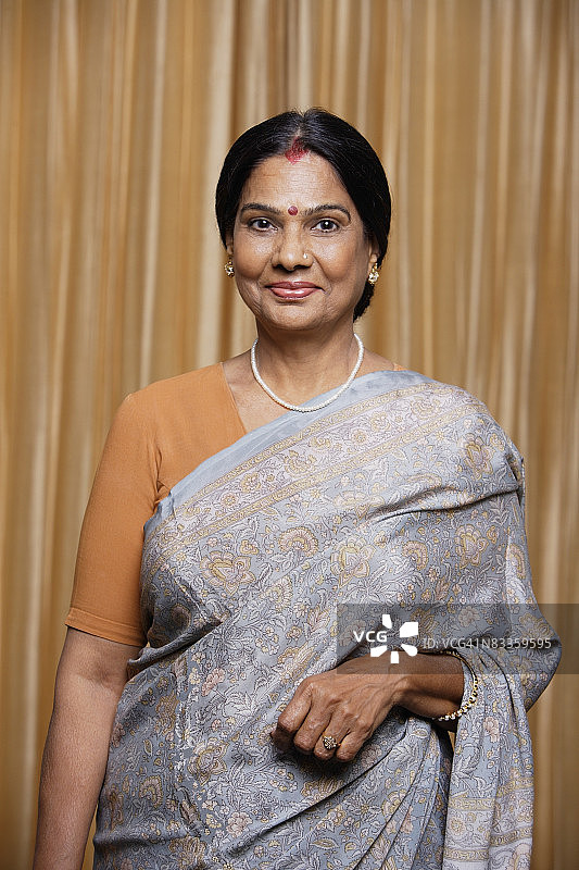 穿着纱丽、点着吉祥痣的女子肖像图片素材