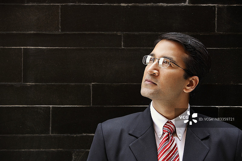 戴眼镜的西装革履的商人图片素材