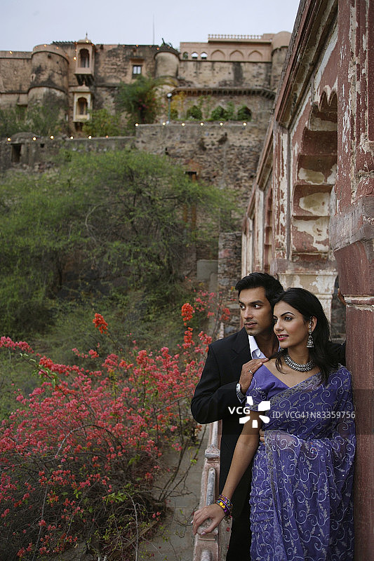 阳台上的年轻夫妇图片素材